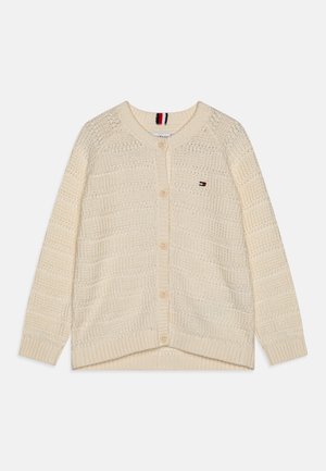 Cremefarvet strikket langærmet cardigan med knapper foran, ribbede manchetter og kant, tekstureret mønster og lille rød, hvid og blå flaglogo på brystet.