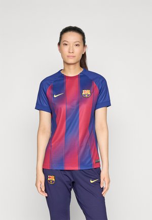 FC Barcelona-trøje med røde og blå lodrette striber, korte ærmer, rund halsudskæring, Nike-logo og klublogo på brystet.