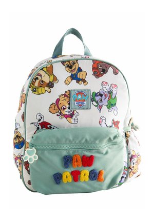 Sac à dos en tissu blanc avec des chiens cartoon colorés. Poche avant verte avec "PAW PATROL" en lettres texturées multicolores. Petite poignée.