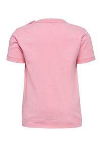 Roze kortemouw t-shirt met een ronde halslijn en een drukknoopsluiting op de schouder. Soepele textuur met een eenvoudig ontwerp en geen patronen.