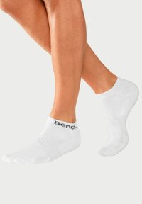 Weiße Knöchelsocken mit Rippstruktur, die an der Bündchen eine schwarze "Bench."-Logoschrift aufweisen. Entworfen für den Komfort, mit einem weichen Stoffgefühl.