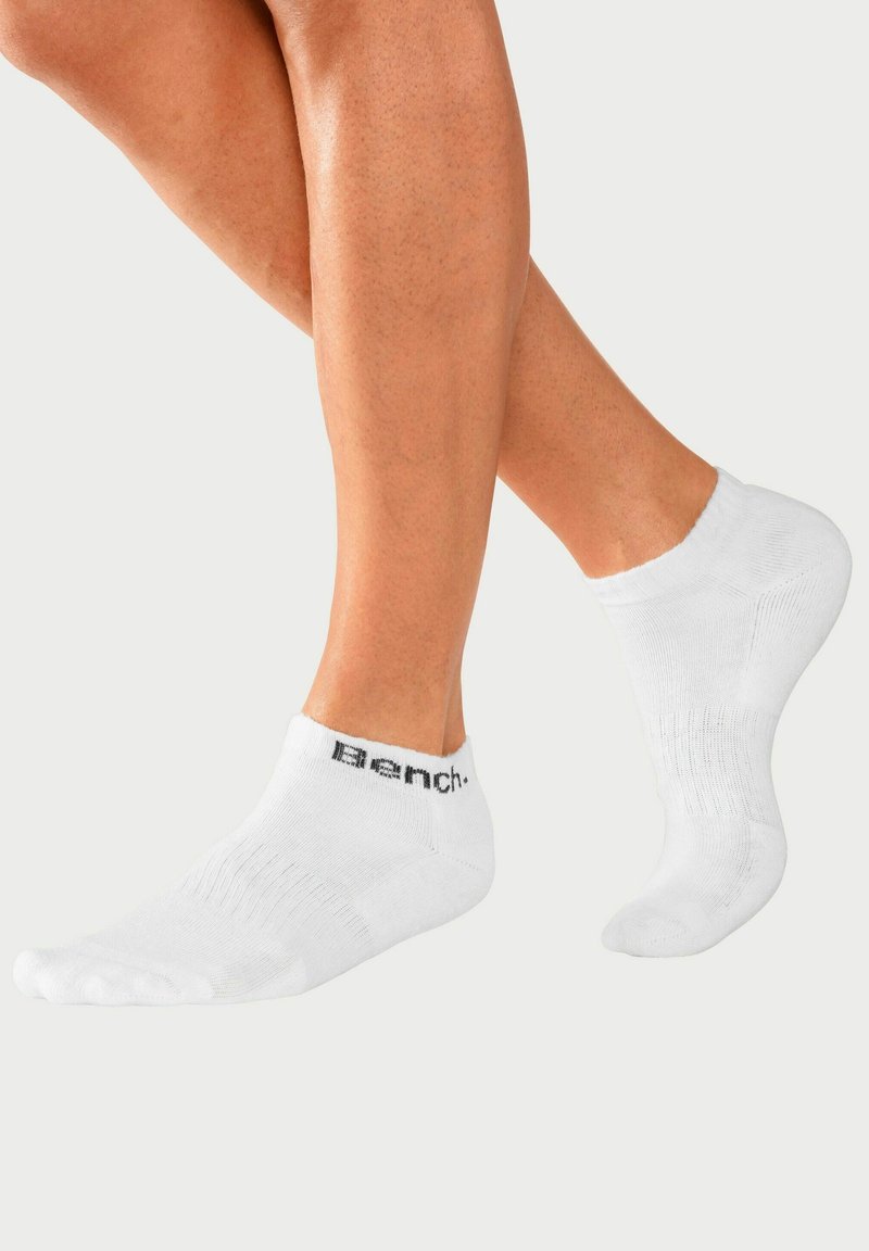Weiße Knöchelsocken mit Rippstruktur, die an der Bündchen eine schwarze "Bench."-Logoschrift aufweisen. Entworfen für den Komfort, mit einem weichen Stoffgefühl.