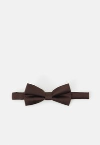 Papion din satin maro cu o textură netedă și un nod central, atașat la o curea din material ajustabil. Design plat, simplu și clasic.