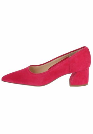 Pompe en daim rose avec un bout pointu et un talon bloc. Texture lisse, minimalisme dans les détails de couture, et un design à découpe basse sur les côtés.
