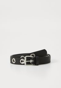 Ceinture en synthétique noir avec plusieurs œillets en métal argenté, une boucle rectangulaire en métal et une texture lisse. Longueur ajustable pour un port polyvalent.
