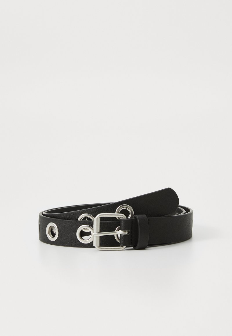 Ceinture en synthétique noir avec plusieurs œillets en métal argenté, une boucle rectangulaire en métal et une texture lisse. Longueur ajustable pour un port polyvalent.