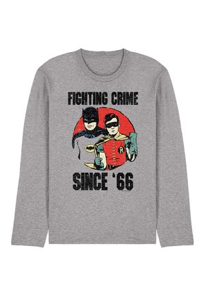 Graues Langarmshirt mit Grafik von Batman und Robin vor einem roten Kreis und dem Text "Fighting Crime Since '66" in schwarzen Buchstaben.