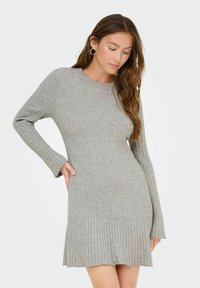Robe gris côtelée dotée de manches longues, d'un col rond et d'un ourlet évasé. Fabriquée en tissu doux et texturé pour un confort optimal.