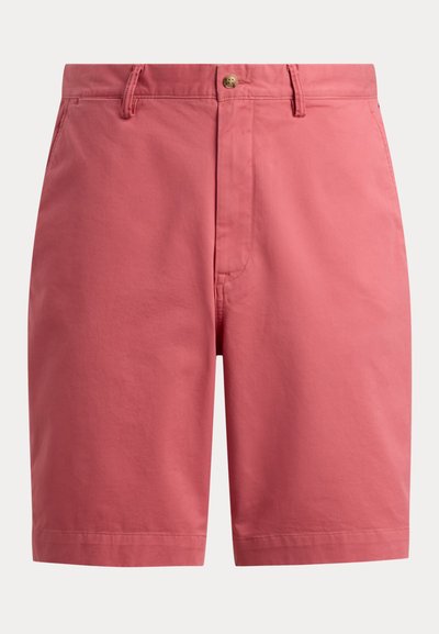 Herren Chino-Shorts in Standardlänge in Lachsrosa mit Gürtelschlaufen, Knopfverschluss vorne und Seitentaschen, flach auf weißem Hintergrund dargestellt.