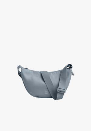 Jasnoszara torebka na ramię w kształcie półksiężyca z regulowanym paskiem i małym logo "GOT BAG" na przednim środku.