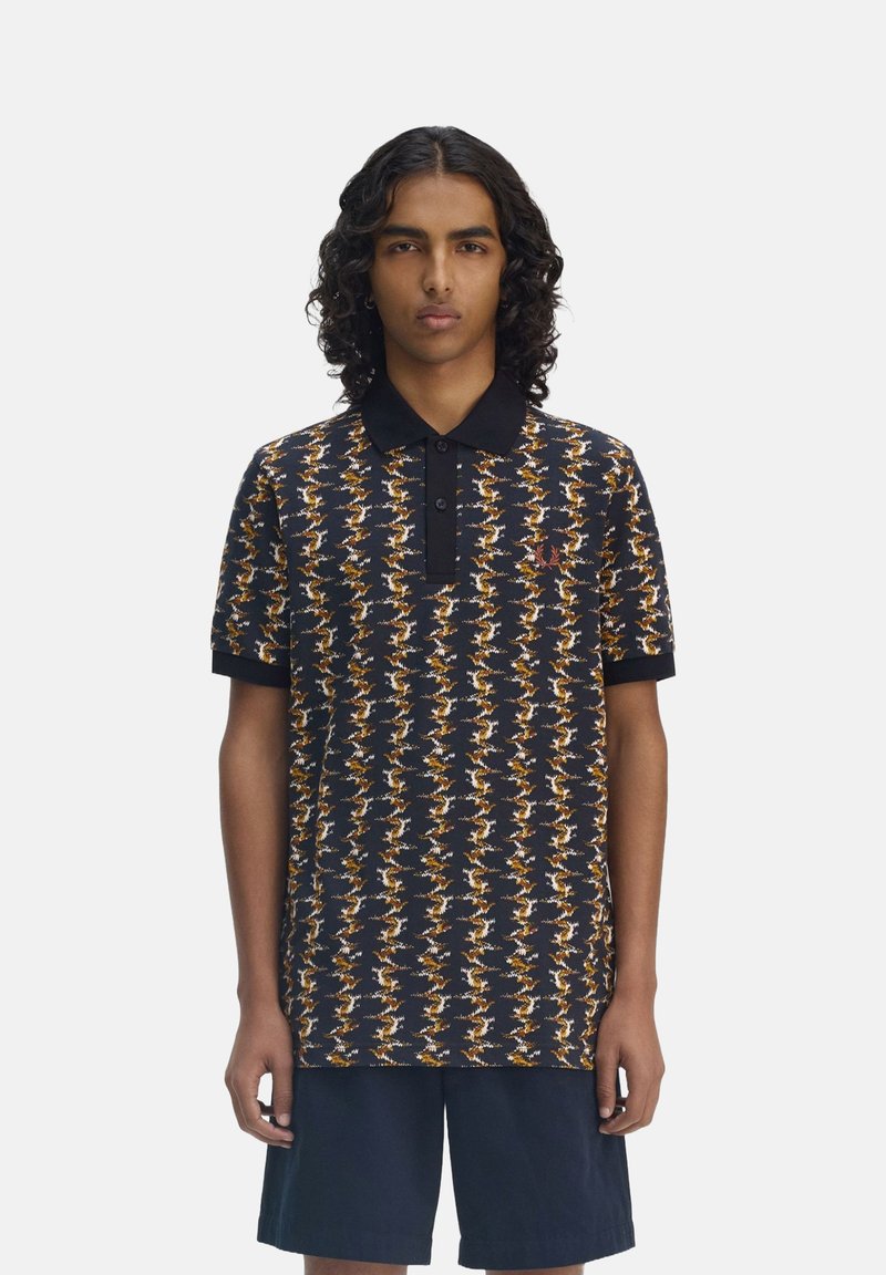 Polo de manga corta en azul marino con un patrón abstracto colorido. Cuenta con un cuello clásico y una tapeta de tres botones. Tejido suave con textura.