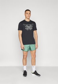 Nike Performance RUN STRIDE - Sportske kratke hlače - bicoastal/black