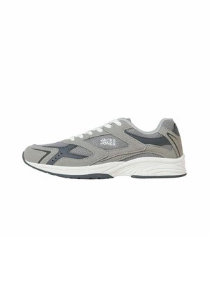 Baskets Jack & Jones grises et noires avec lacets et semelle blancs, tige en mesh et suède, vues de l’intérieur sur fond blanc.