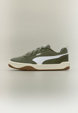 Παπούτσι Puma σε ελιά πράσινο με λευκή πλευρική ρίγα, καφέ σόλα, δέσιμο με κορδόνια και επενδυμένο γιακά, εμφανίζεται σε ουδέτερο φόντο.