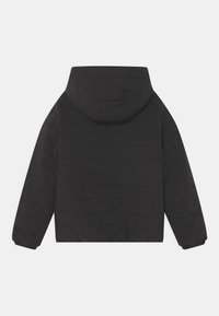 Schwarze Steppjacke mit Kapuze, horizontalen Steppnähten, elastischen Bündchen und lockerem Schnitt. Glatte Textur, leichtes Design.