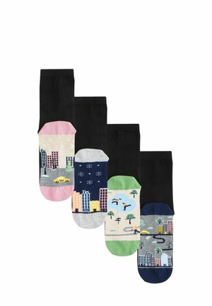 Vier Paar Socken: schwarz mit bunten Mustern, darunter Stadtansichten, gelbe Taxis, Schneeflocken und Bäume; aus Baumwolle, mit verschiedenen Zehenfarben.