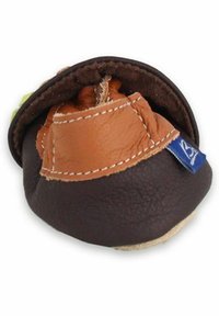 Bruine leren bootie met een tan leren bovenkant, gestikte accenten en een blauwe label. Zachte zool met een afgeronde vorm en een getextureerde afwerking.