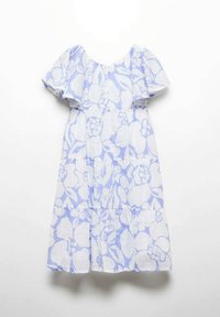 Ljusblå klänning med vitt blommönster, korta volangärmar, rund halsringning, lager-på-lager kjol, tillverkad av texturerad tyg.