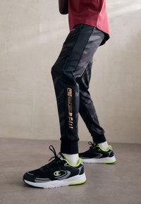 Venum UFC FIGHT WEEK JOGGERS - Dresside alumine osa - urban camo