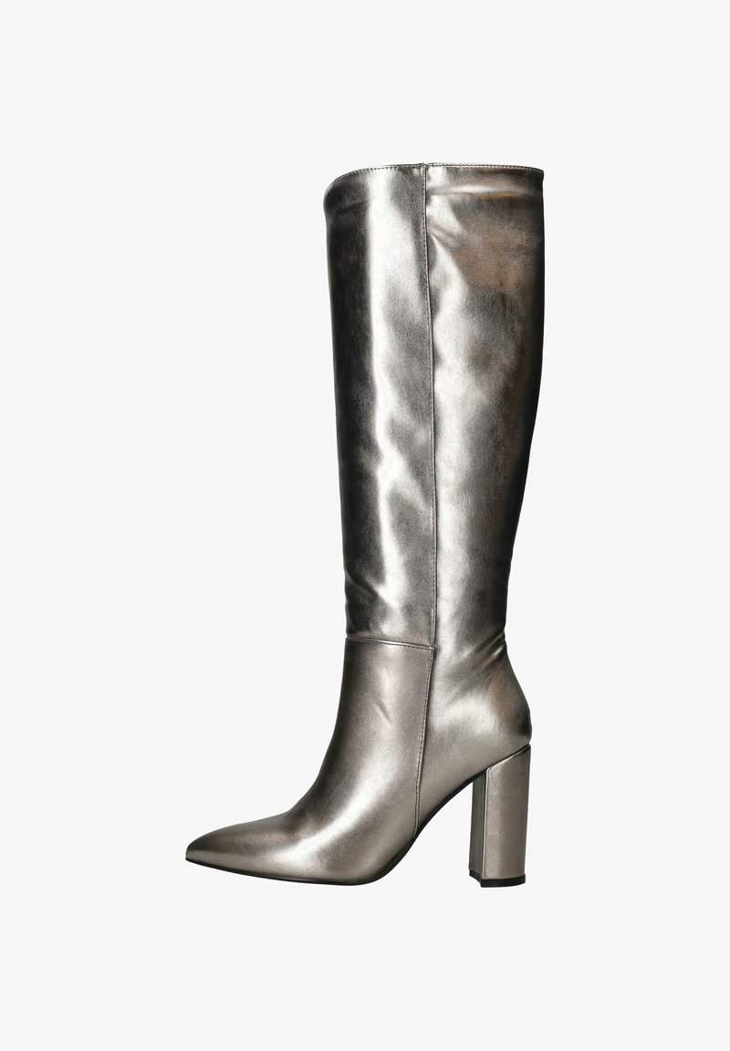 Botte argentée mi-mollet avec une finition métallique élégante, bout pointu et talon épais. Texture lisse et design ajusté.