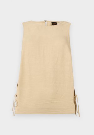 Rochie bej fără mâneci, cu șlițuri laterale legate cu funde, guler înalt și fermoar la spate cu etichetă vizibilă a brandului Boss.