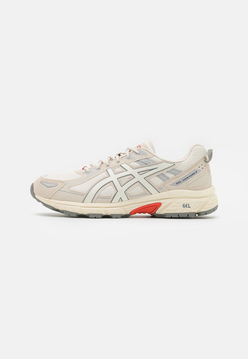 Chaussure de course ASICS Gel-Venture 6 beige et grise avec tige en mesh et synthétique, semelle amortie et accent rouge sur la semelle intermédiaire.
