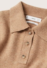 Jasnobrązowy sweter polo z kaszmiru z trzema guzikami i klasycznym kołnierzykiem.