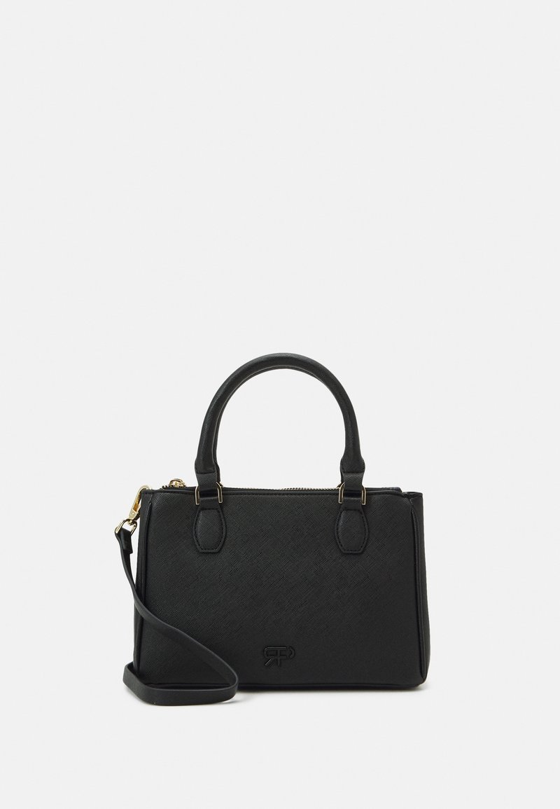 Sac à main en cuir noir texturé avec deux poignées, une bandoulière amovible, des ferrures dorées et un logo embossé discret à l'avant.