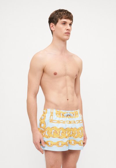 Herrsim shorts i ljusblått med ett mönster av guldkedjor. Elastisk midja med snöre, kort längd och mjuk textur.