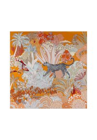 Farbiger Stoff mit einem Leoparden zwischen filigranen Blättern. Überwiegend orangefarbener Hintergrund mit detaillierten Mustern in hellen und dunklen Farbtönen.