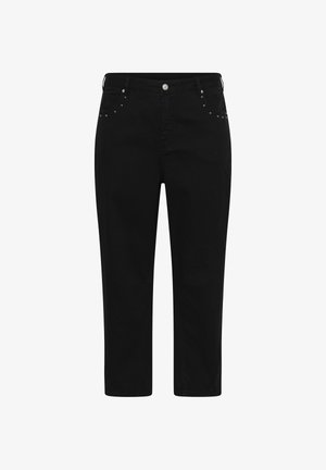 Schwarze gerade geschnittene Hose mit silberner Knopfleiste und kleinen Metallnieten nahe den vorderen Taschen, ausgestattet mit Gürtelschlaufen und vorderem Reißverschluss.