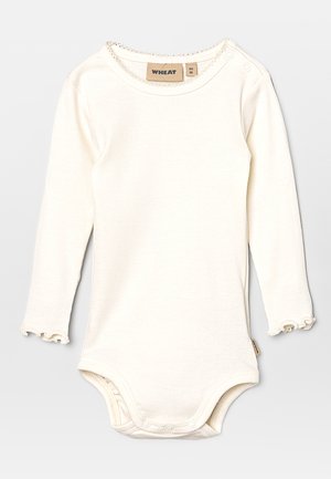 Kremfarvet babyheldragt med lange ærmer, trykknapper nederst og ved skulderen, ribstrikket stof samt flæsekant på ærmekanter og halsudskæring.