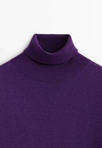Pull col roulé violet tricoté avec col et coutures d'épaule côtelés, présenté à plat sur un fond blanc.