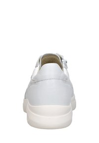 Witte leren sneaker met een gladde textuur, ronde achterkant en contrasterende off-white zool. Heeft een ronde hak en minimalistische ontwerpelementen.