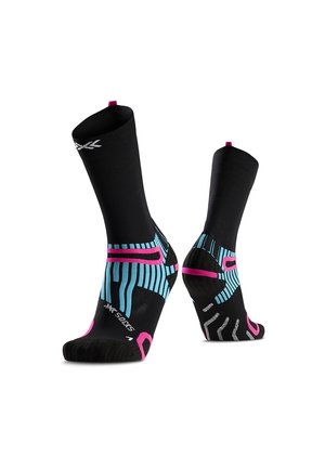 Chaussettes de sport noires avec des motifs géométriques bleus et roses, vues de côté et de dos, avec des zones rembourrées et un logo sur la cheville.