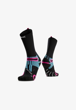 Chaussettes de sport noires avec des motifs géométriques bleus et roses, vues de côté et de dos, avec des zones rembourrées et un logo sur la cheville.
