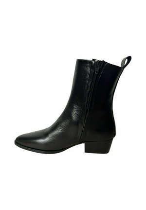 Bota de tobillo de cuero negro con punta puntiaguda, cierre lateral con cremallera y tacón bajo tipo bloque. Presenta una textura lisa y una lengüeta para tirar.