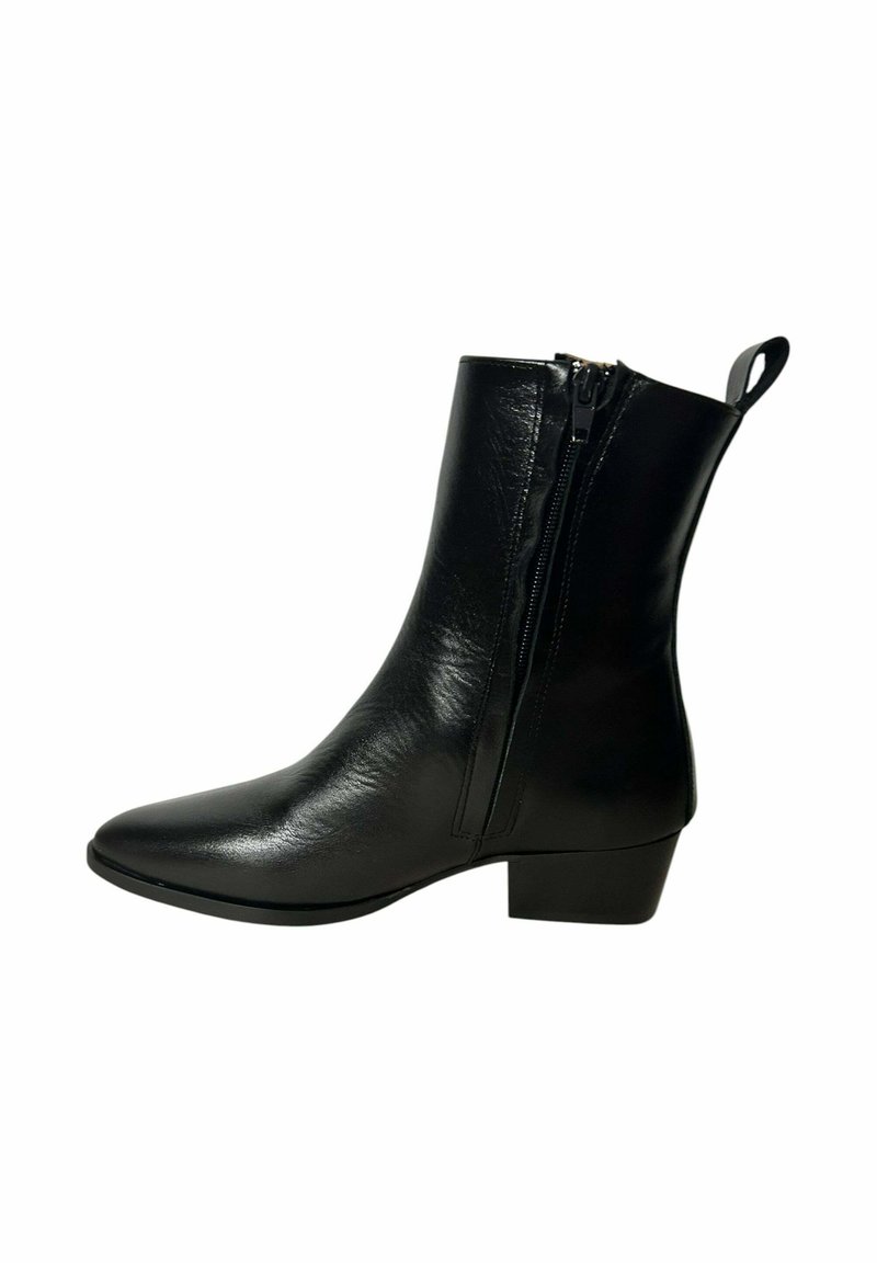 Bota de tobillo de cuero negro con punta puntiaguda, cierre lateral con cremallera y tacón bajo tipo bloque. Presenta una textura lisa y una lengüeta para tirar.