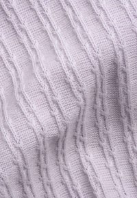 Tessuto lavorato a maglia di un leggero viola con strisce verticali texture e sottili linee in rilievo che si intrecciano, creando un motivo sottile. Aspetto morbido e accogliente.