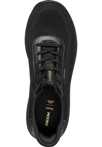 Svart sneakers med ovandel i mesh och släta syntetiska detaljer. Har platta snörningar, vadderad krage och en dämpad sula för komfort.