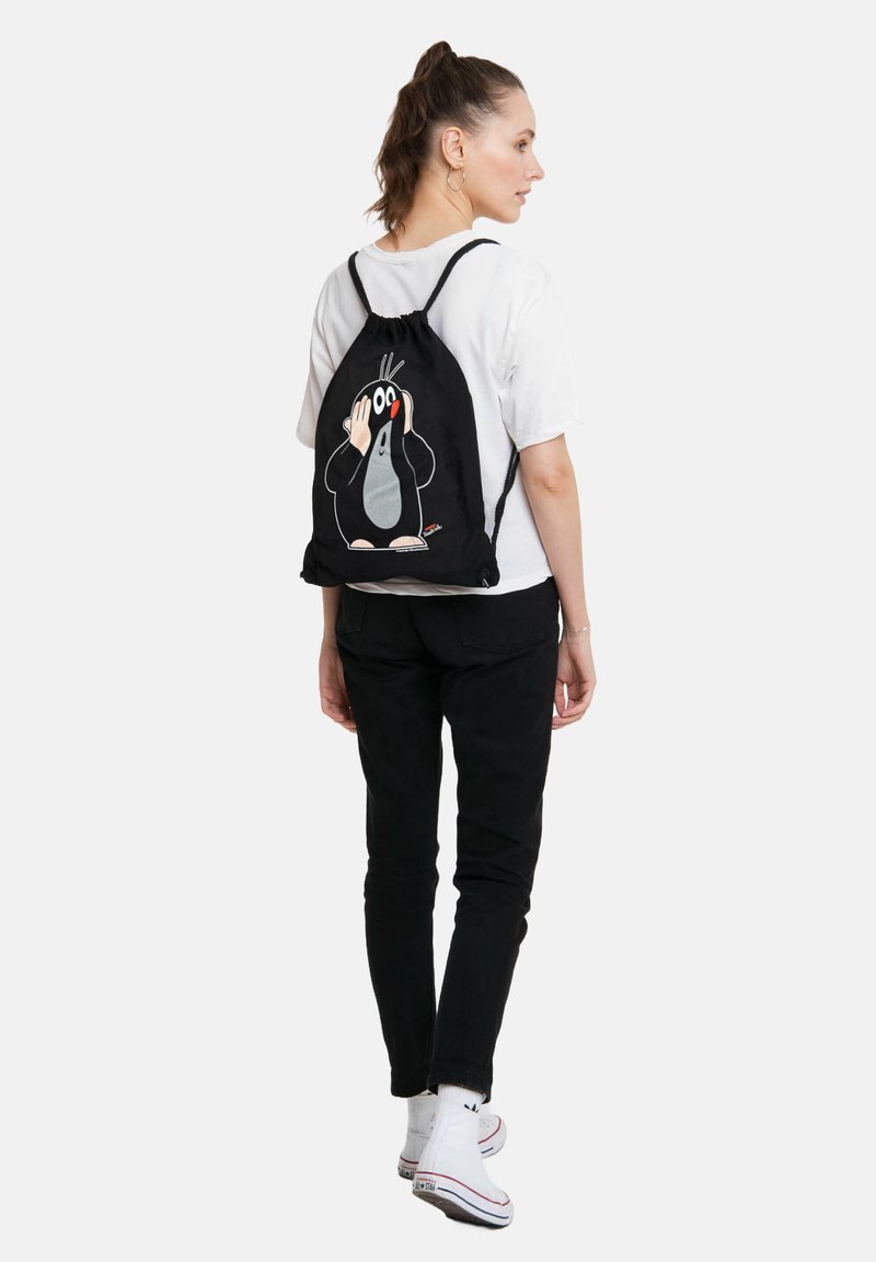 Schwarzer Drawstring-Rucksack mit einem Cartoon-Maulwurf-Design in grauem Fell und roten Akzenten. Verstellbare Träger und leichter Stoff.
