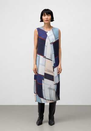 Robe sans manches, longueur genoux, avec un motif géométrique dans des teintes de bleu, crème et bordeaux. Tissu léger avec des plis subtils et des détails de boutons.