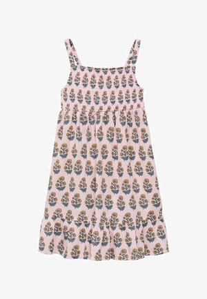 Růžové květinové šaty s tenkými ramínky, smockovaným živůtkem a volánkovým lemem. Vzor zahrnuje modré a žluté květinové motivy po celém povrchu.