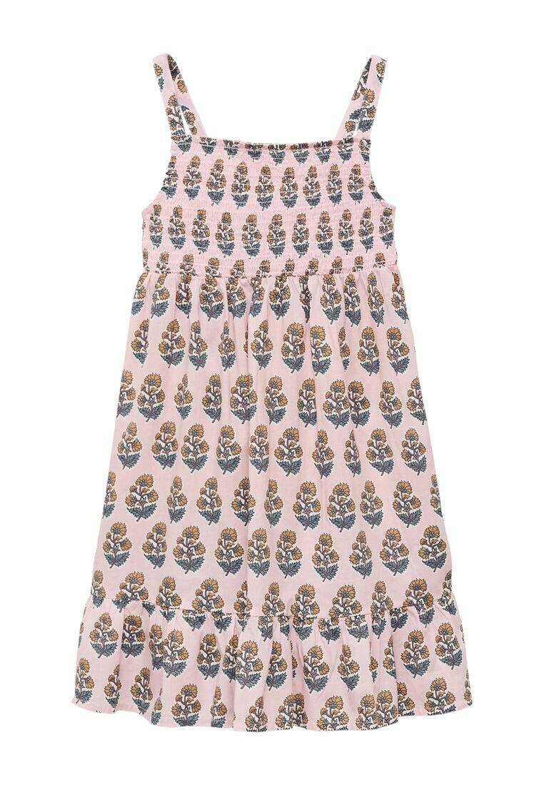 Rochie florală roz cu bretele subțiri, corp smocat și tiv volanat. Modelul include motive florale albastre și galbene pe întreaga suprafață.