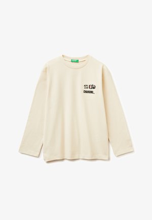 Beżowa bawełniana koszulka z długim rękawem i okrągłym dekoltem, z czarnym haftowanym napisem "1% CHARGING..." oraz graficzną ikoną.