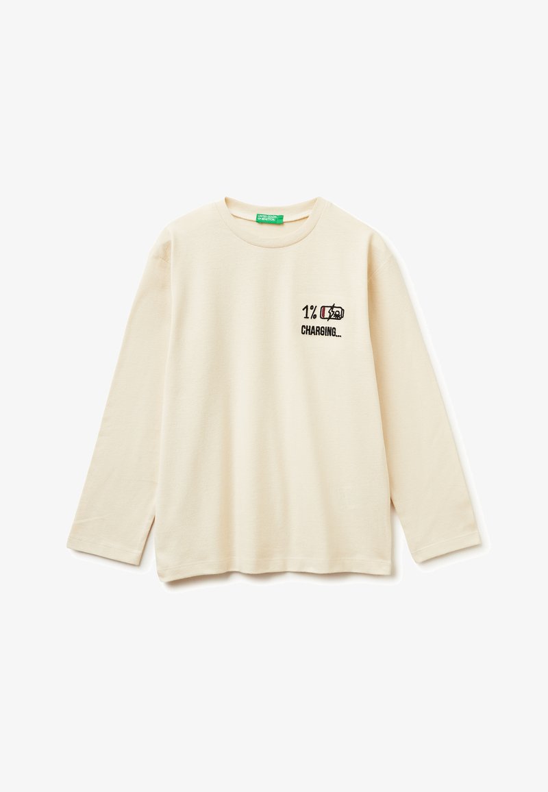 Camiseta de algodón beige de manga larga con un cuello redondo que presenta el texto bordado en negro "1% CARGANDO..." y un icono gráfico.