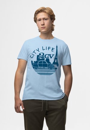 Světle modré bavlněné tričko s grafikou ikonického auta, Eiffelovy věže a textem "CITY LIFE 2CV" v tmavě modré barvě. Krátké rukávy a klasický střih.