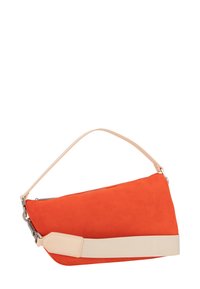Torba iz oranžnega semiša z zaobljeno obliko, opremljena z bež naramnicami in kovinskimi dodatki. Zapiranje z zadrgo poteka po vrhu.