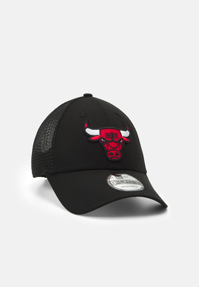 Gorra de béisbol negra con un logo bordado en rojo de los Chicago Bulls en la parte frontal, con una parte delantera de tela sólida y una parte trasera de malla para mayor transpirabilidad.