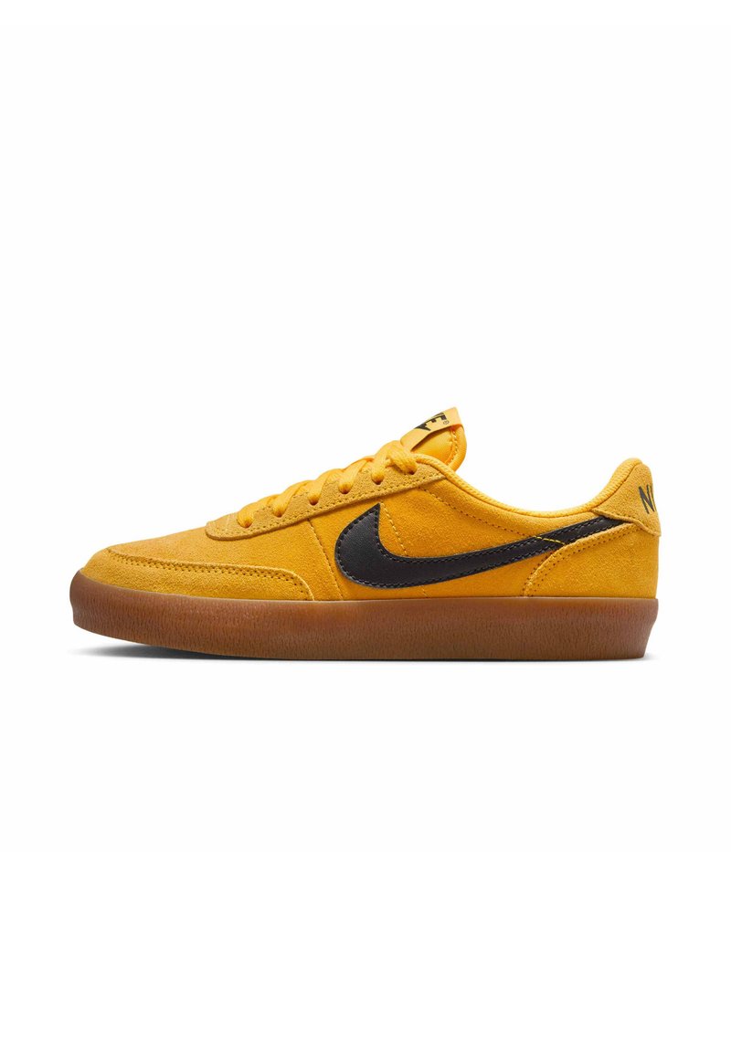 Sneaker in suede giallo con il logo Nike swoosh nero, punta rotonda, lacci piatti e suola in gomma naturale, dotata di collare e linguetta imbottiti.